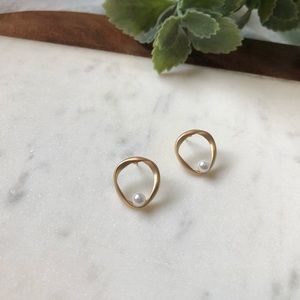 The Iris - Matte Gold Circle Earrings with Pearl